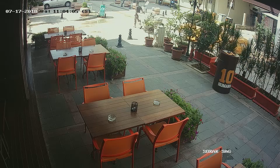 Atık kağıt toplayıcısı bodrum katta ne bulduysa çaldı