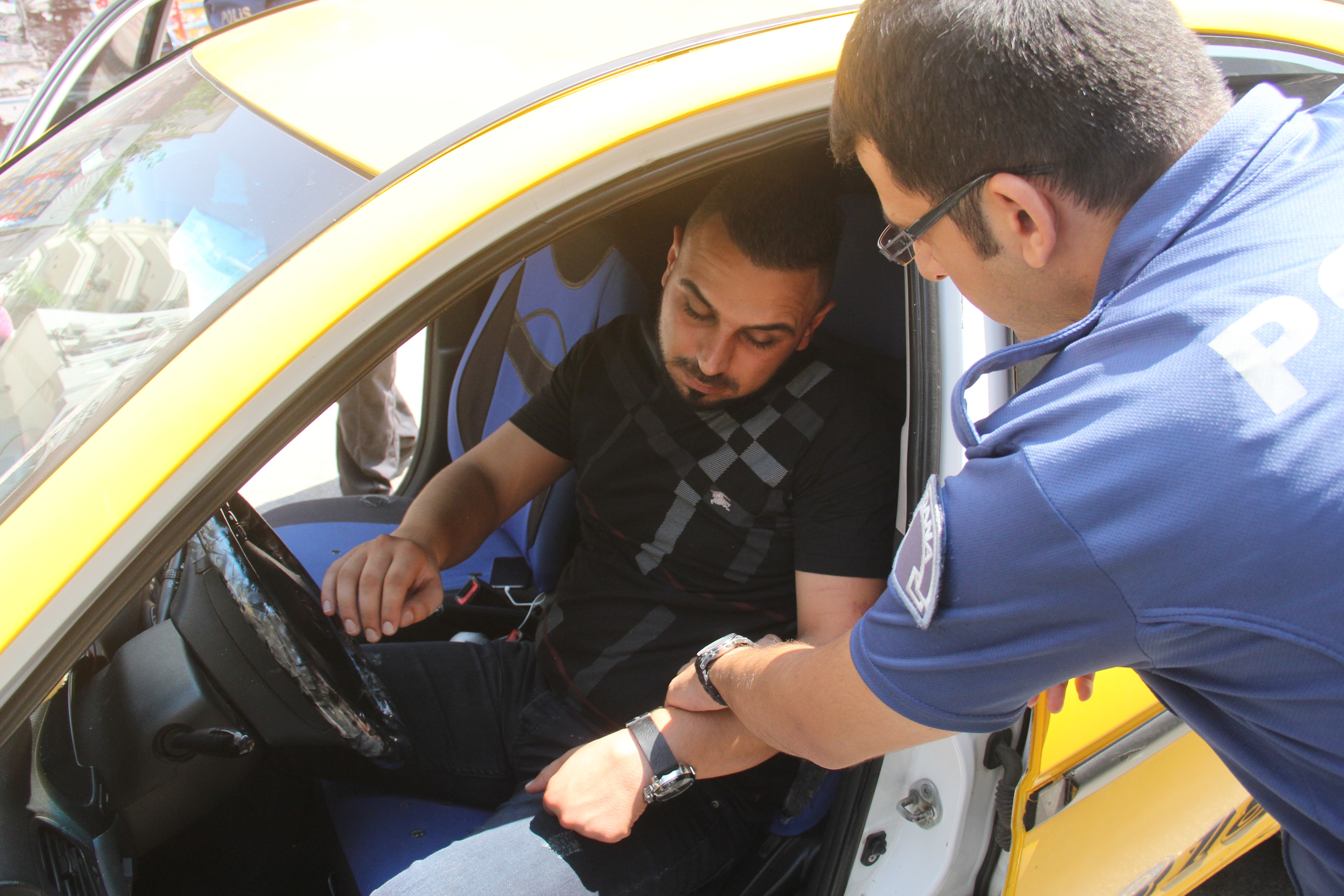 Alkollü taksici yol ortasına park etti polis bile ayıltamadı