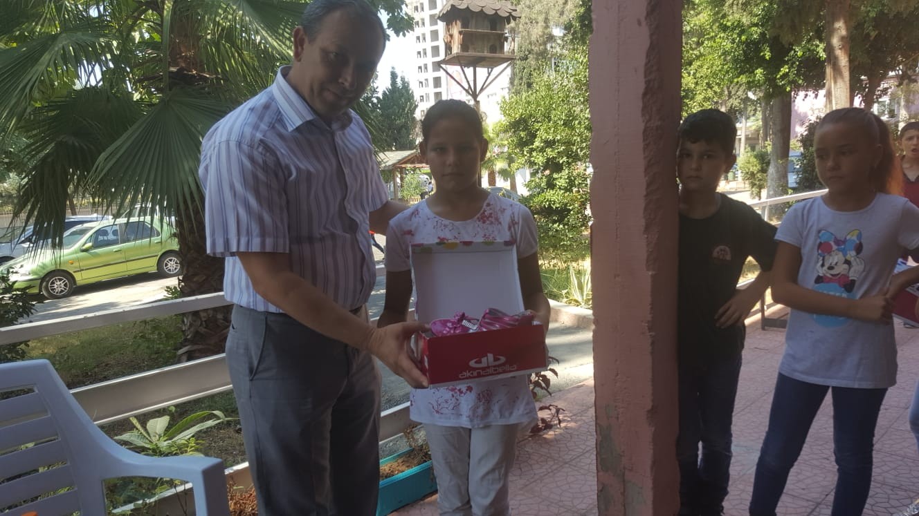Gazilerden muhtaç çocuklara kırtasiye ve ayakkabı yardımı