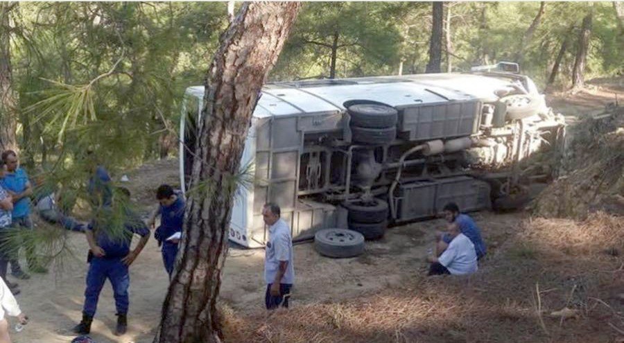 Adana'da midibüs devrildi: 3'ü ağır 20 yaralı