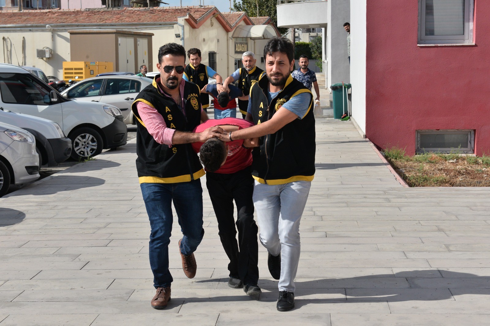 Polisin kadın kılığına girip yakaladığı kapkaççılar tutuklandı