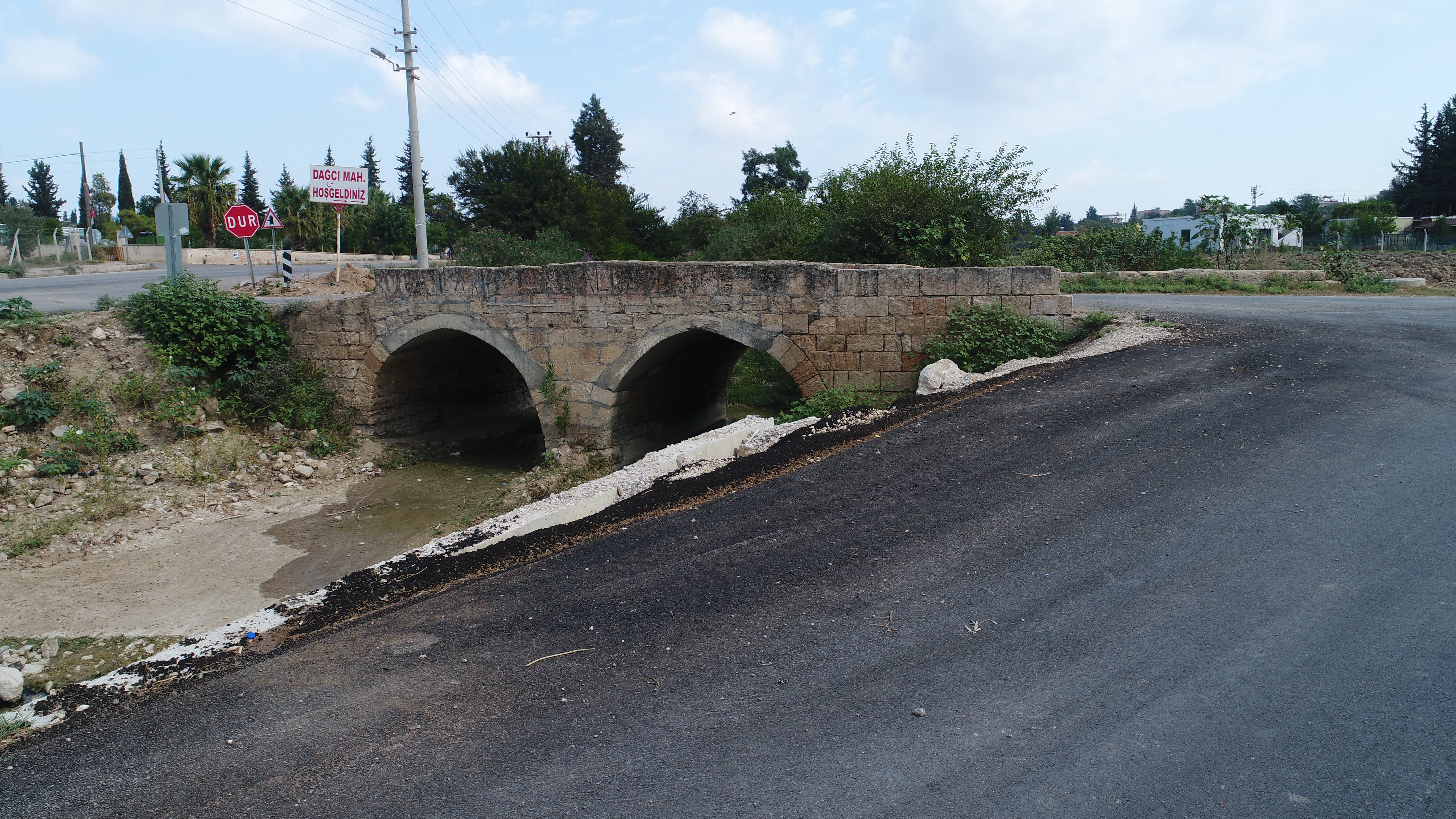 Tarihi köprüye hem asfalt hem beton döktüler
