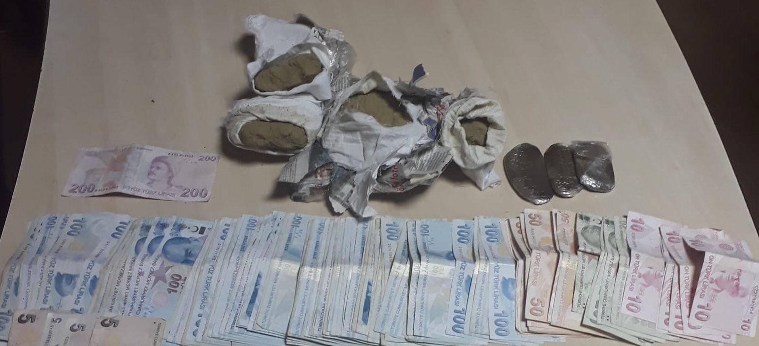 Polis, kapalı kahvehanedeki torbacıları yakaladı