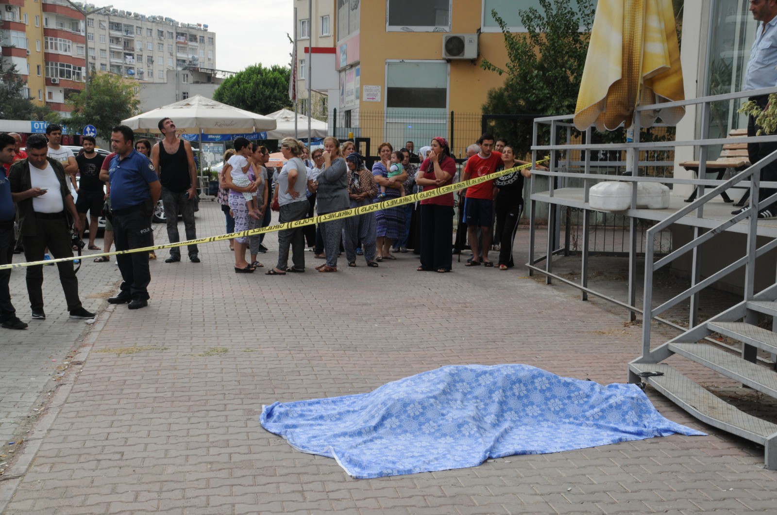 Çocukluk arkadaşının acısına dayanamayıp intihar etti