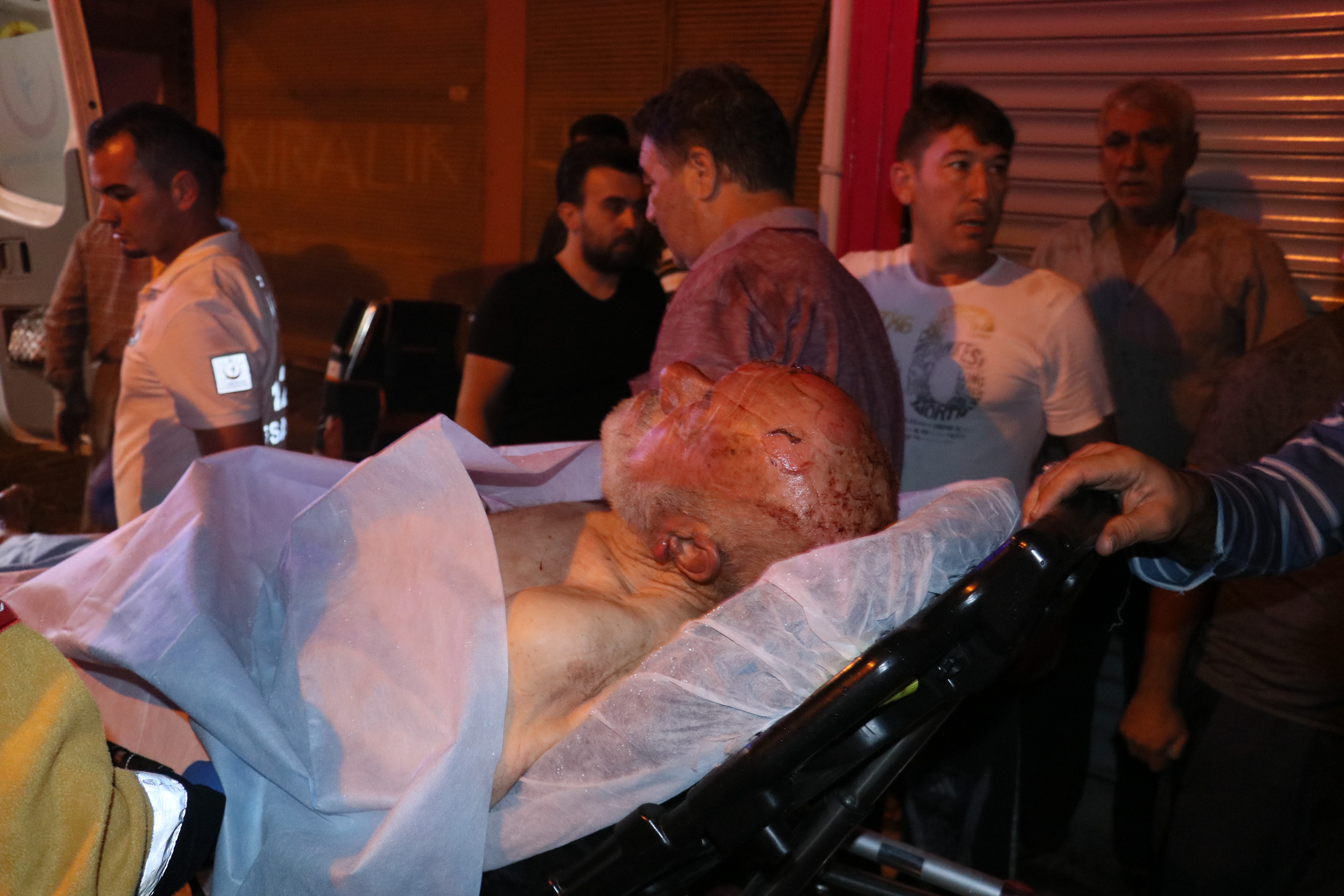 Yangında mahsur kalan yaşlı adamı itfaiye kurtardı