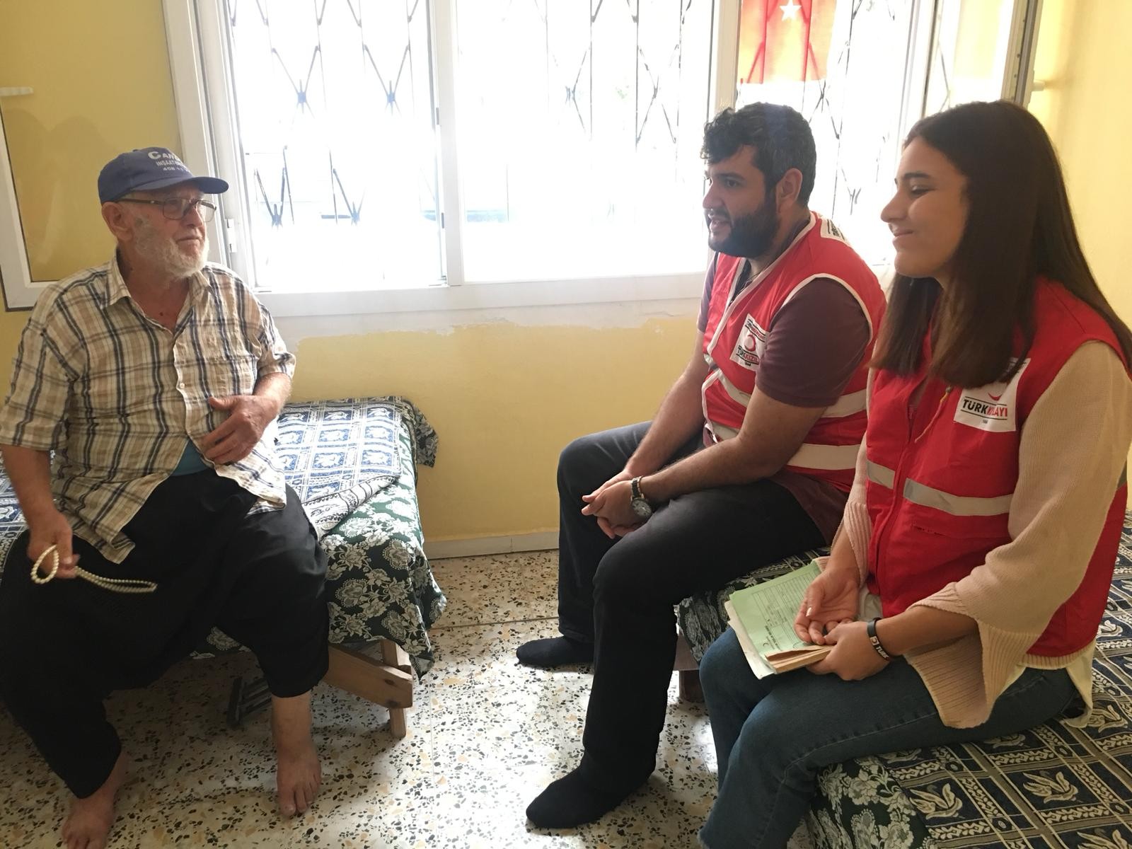 Genç Kızılay gönüllülerinden yaşlılara ziyaret