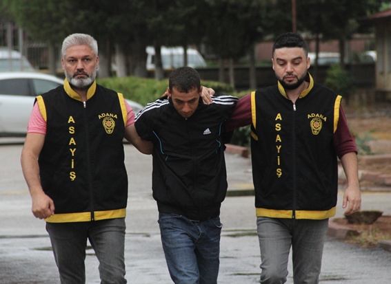 Önce kameraya, sonra polise yakalandı