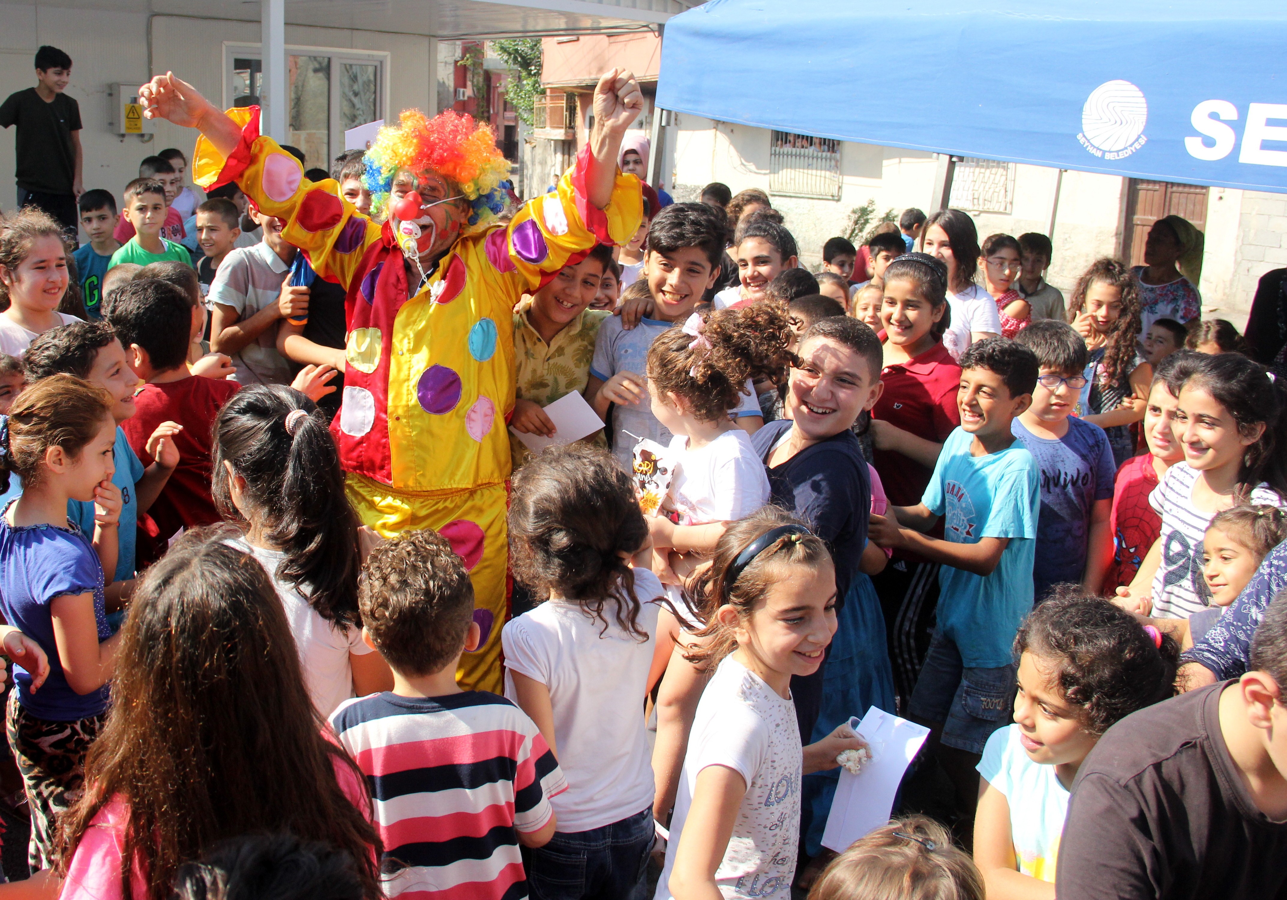 Polise taş atılıyordu şimdi çocuk sesleriyle inliyor