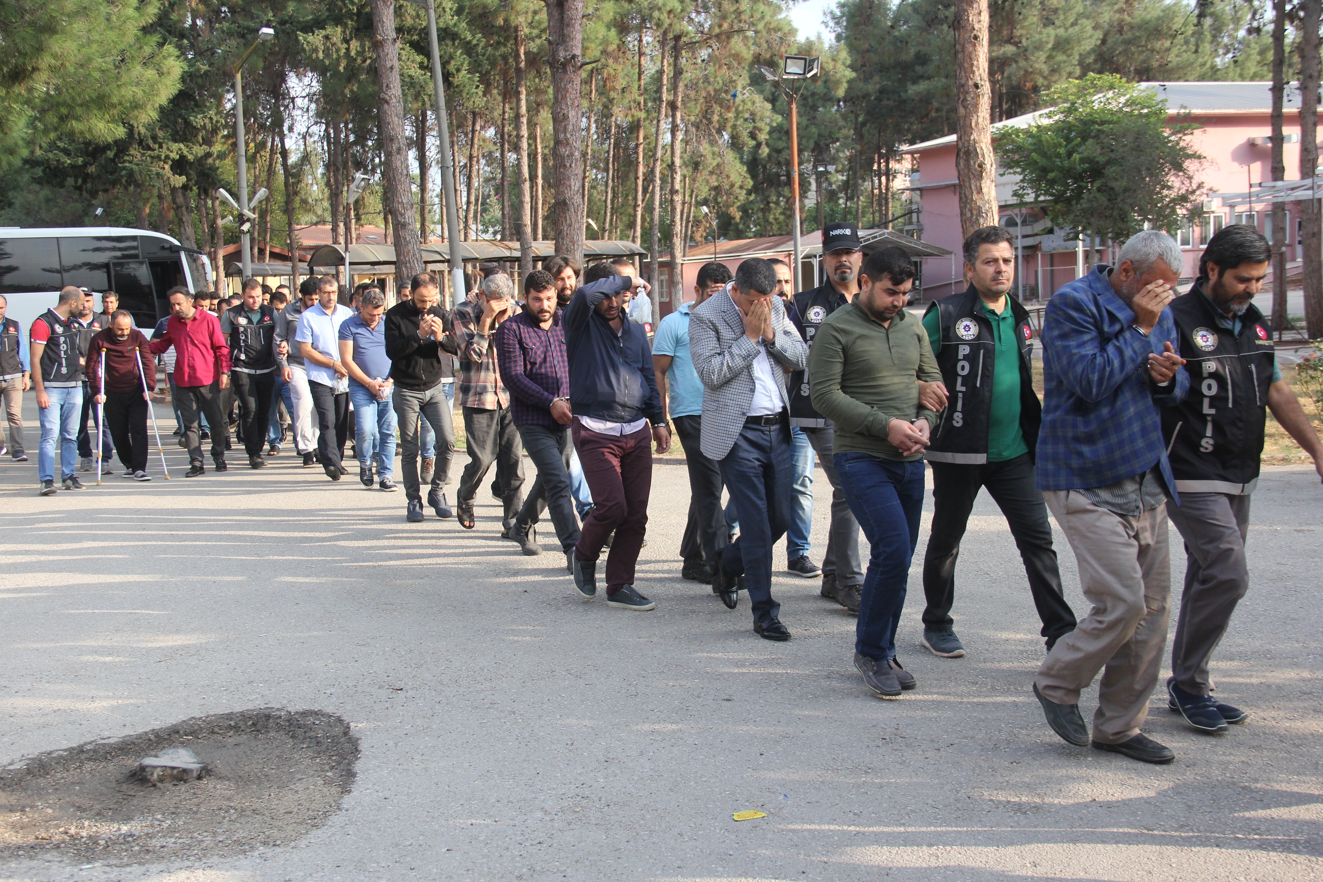 Dev uyuşturucu operasyonunun zanlıları adliyeye sevk edildi
