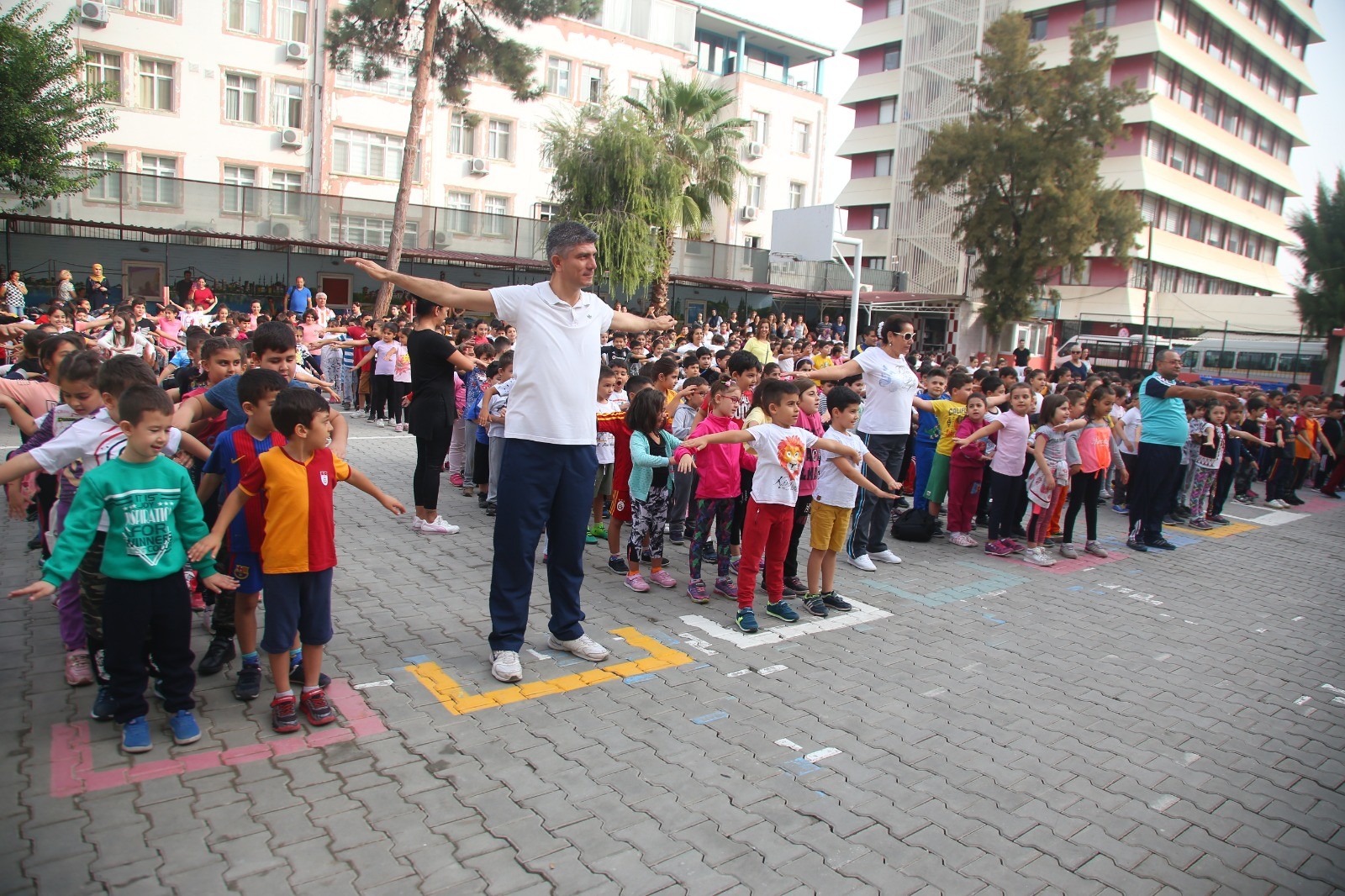 Öğretmen ve öğrenciler topluca spor yapıyor