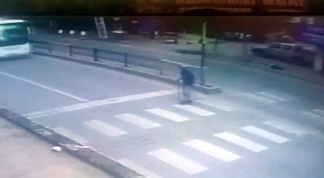 Yaşlı adama yaya yolunda halk otobüsü çarptı