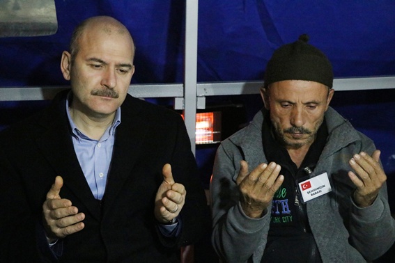 Bakan şehit ailesinin evinde