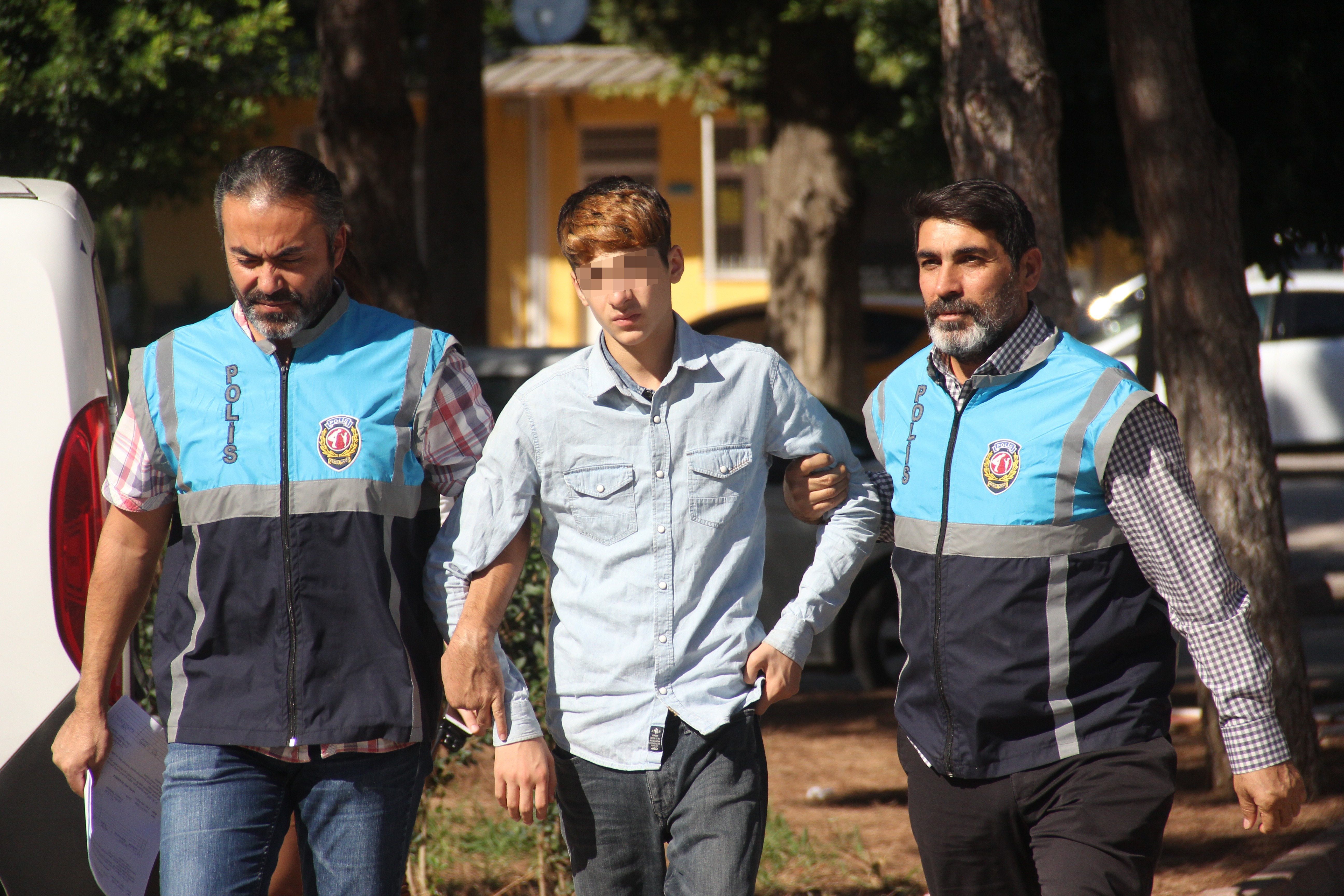 Şehit askerlere hakaret eden çocuğa ev hapsi cezası