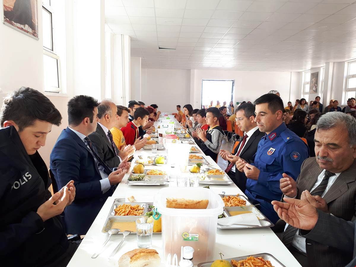 Kaymakam Korkuta, öğrencilerle yemek yedi başarılar diledi