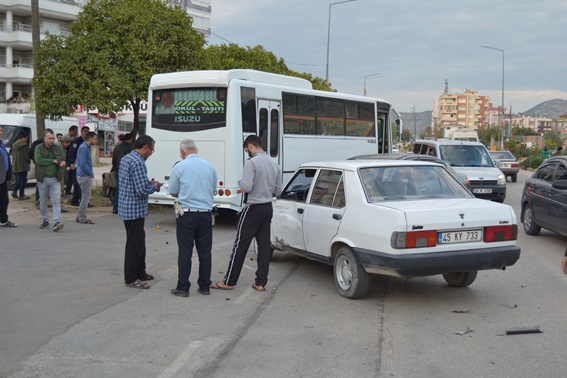 Otomobil ile motosiklet çarpıştı: 1 yaralı