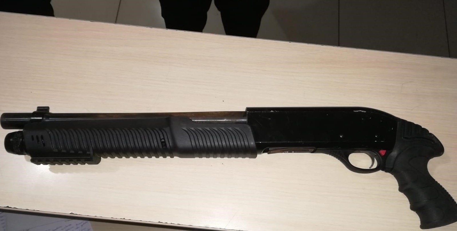 Barda elinde pompalı tüfekle polise yakalandı
