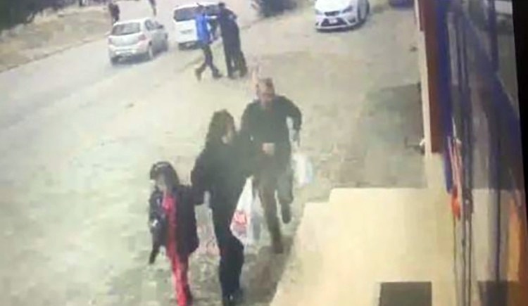 Sokak ortasında silahla kız kavgası