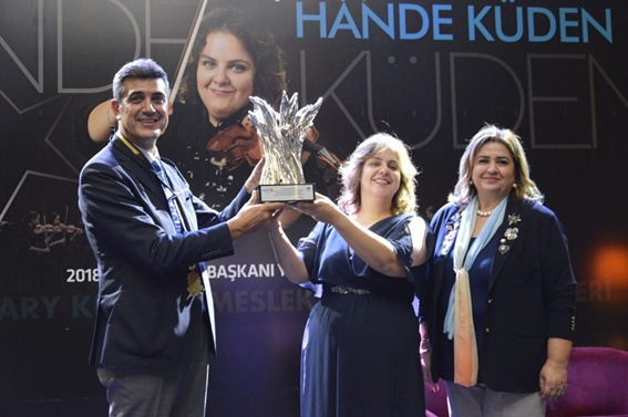 Başkemanist Hande Küden'e ödül