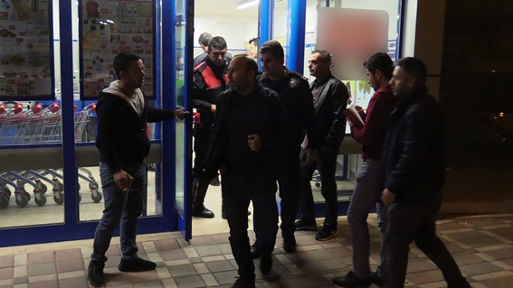 Marketi soydu, havaya ateş edip kaçtı