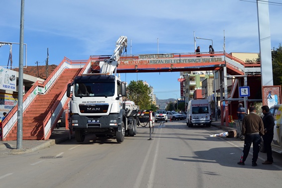 Kullanılmayan üst geçit söküldü