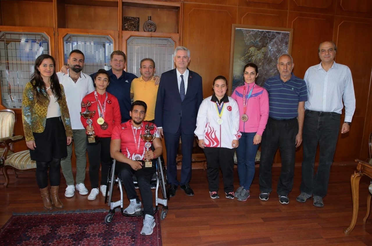 Şampiyon Sporcular Rektör Prof. Dr. Kibar'ı Ziyaret Etti