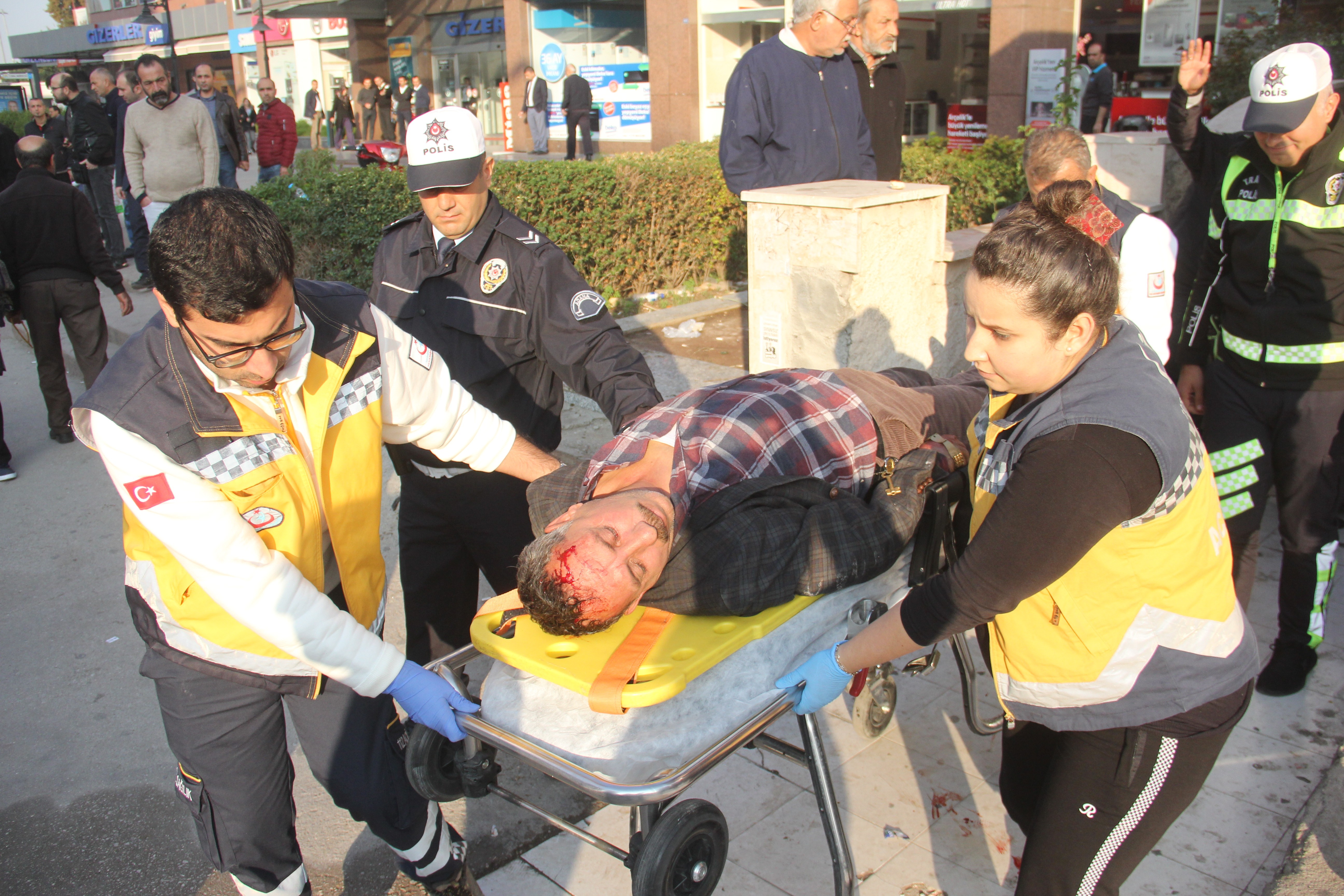 Dolmuş şoförü ile babası trafik polisine saldırdı