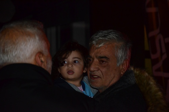 Evinin yanışını izledi