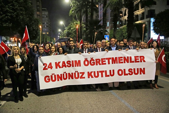 Öğretmenlerden fener alayı