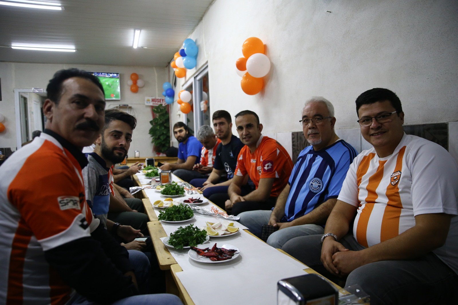 Taraftarlardan dostluk yemeği
