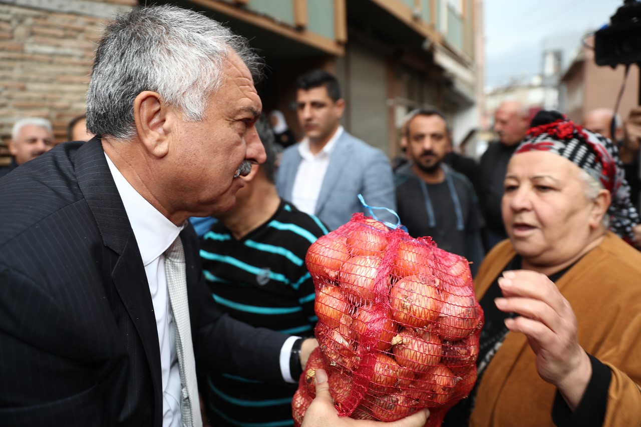 Karalar’dan Dar Gelirli Ailelere Soğan Yardımı