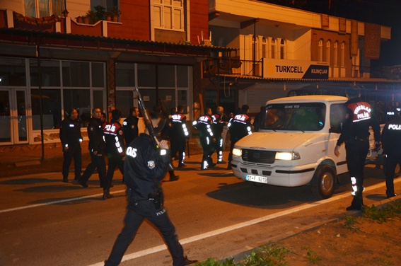 Polise taşlı ve sopalı saldırı: 7 gözaltı