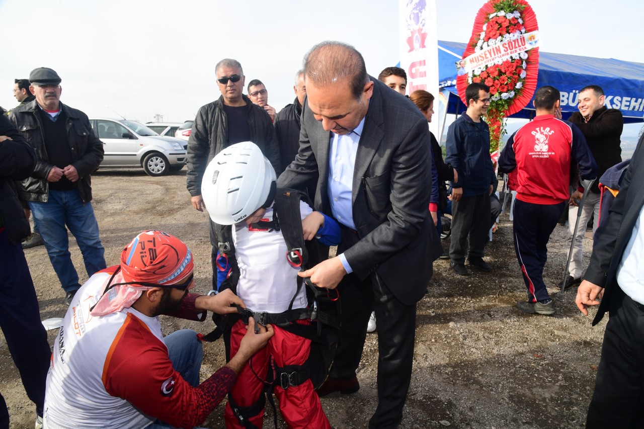 Sözlü engelli çocukların ilk uçuş heyecanına ortak oldu