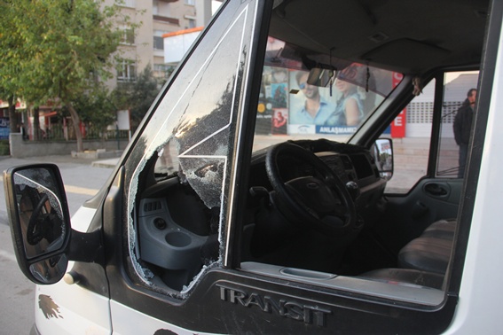 Polis camı kırarak hayat kurtardı
