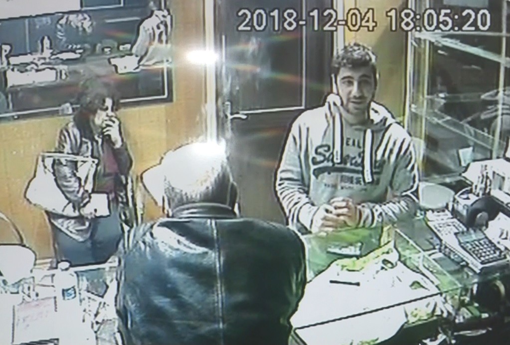 Askerim, diyen hırsız kuyumcudan 11 bin TL’lik altın çaldı