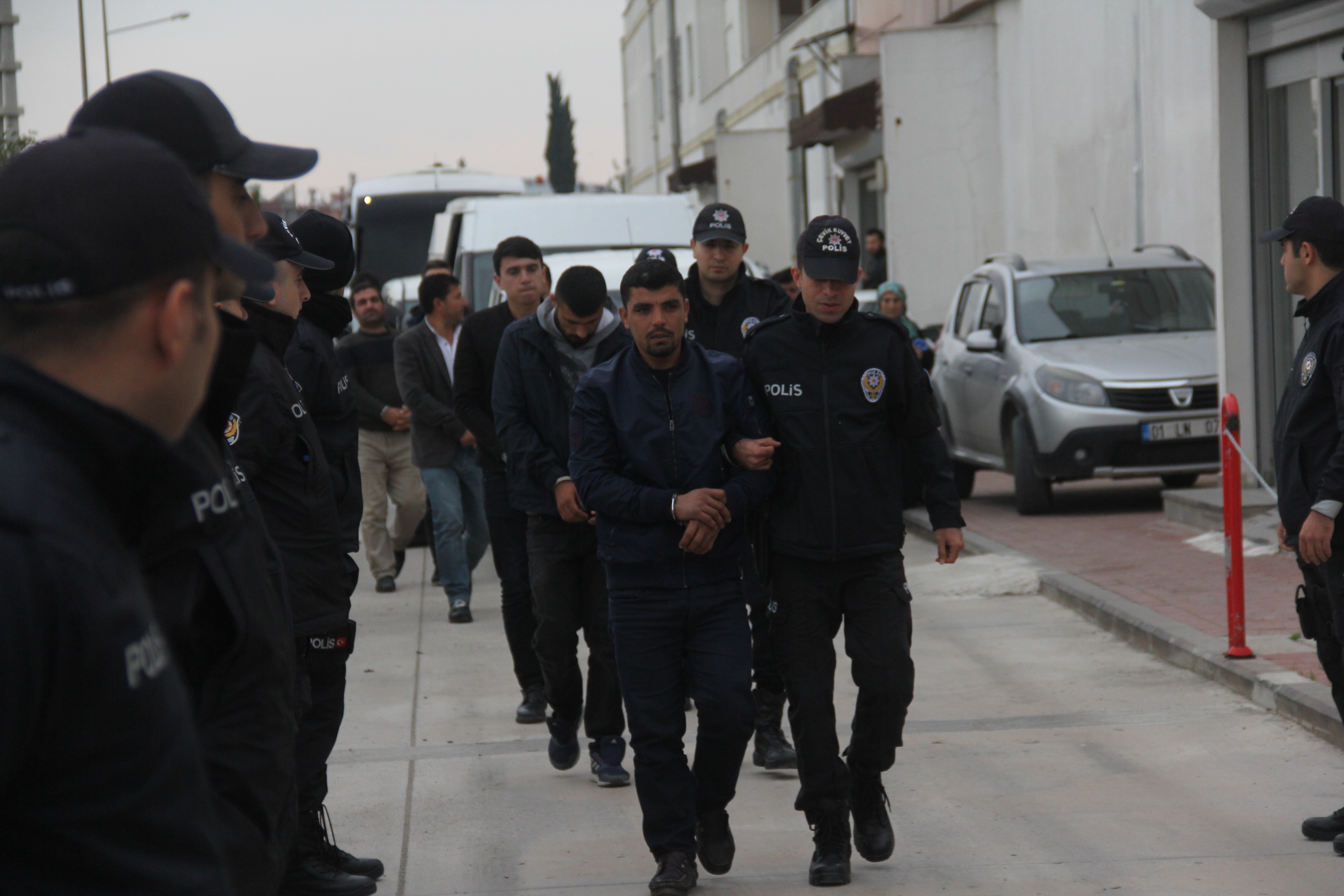 Dolandırıcıyı yakalayan polise saldıranlar adliyeyede