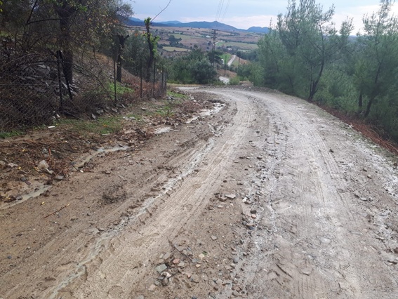 Ambulans çamura saplandı
