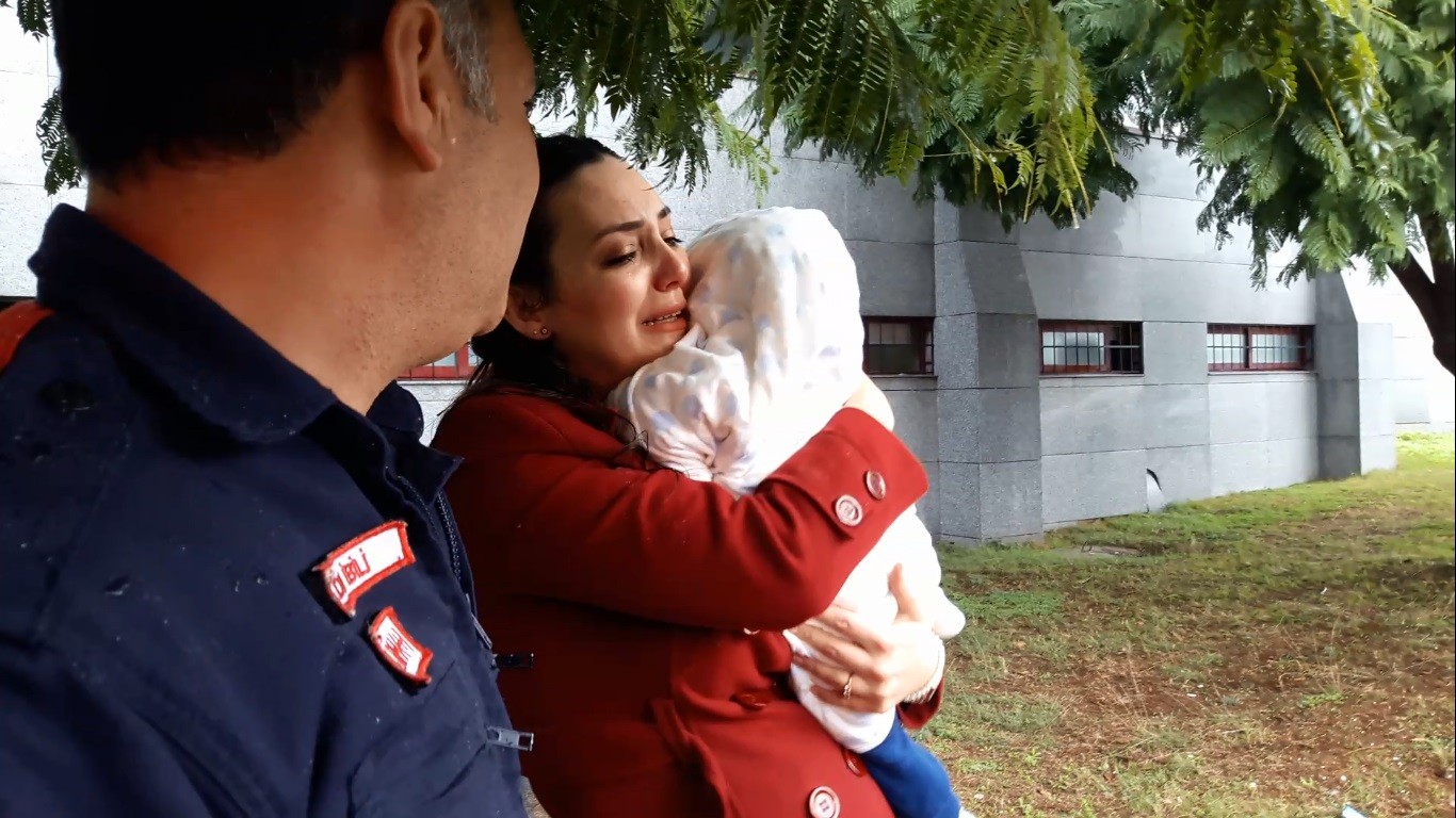Kapısı kilitlenen otomobilde mahsur kalan bebek kurtarıldı