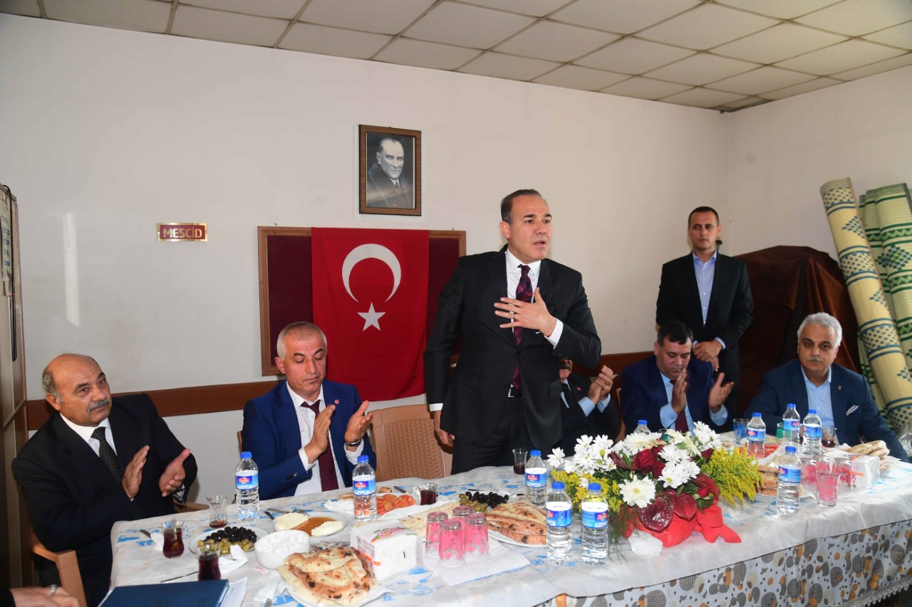 Sözlü esnafı dinliyor