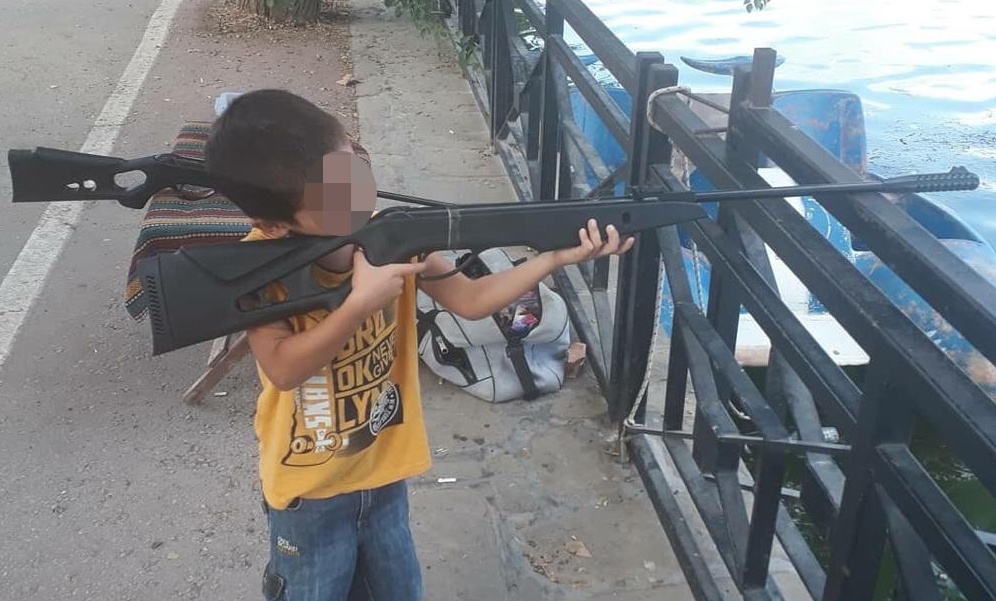 O çocuğun tüfekli fotoğrafı ortaya çıktı