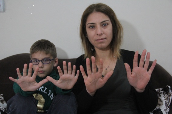 24 Parmaklı ve ayakkabı çilesi çekiyor