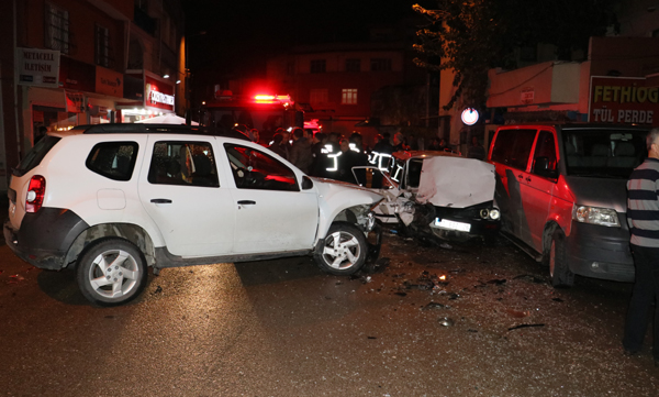 Adana’da cip ve otomobil çarpıştı: 3 yaralı