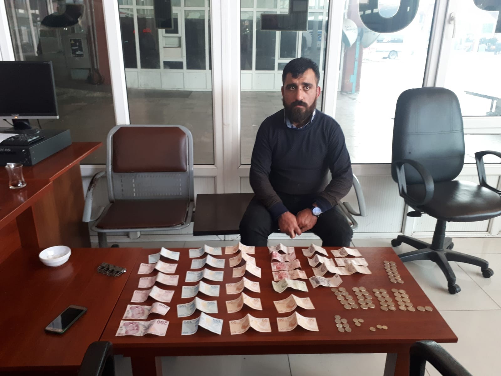 Dilencinin üzerinden 2 bin 141 TL para çıktı