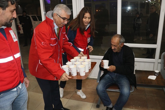 Kızılay otogardaki evsizlere çorba dağıttı