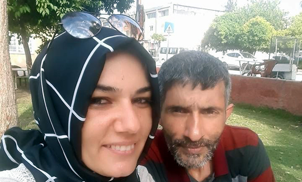 Karısını çekiç ve bıçakla öldürdü