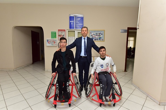 Tekerlekli sandalyeler engelli sporculara teslim edildi