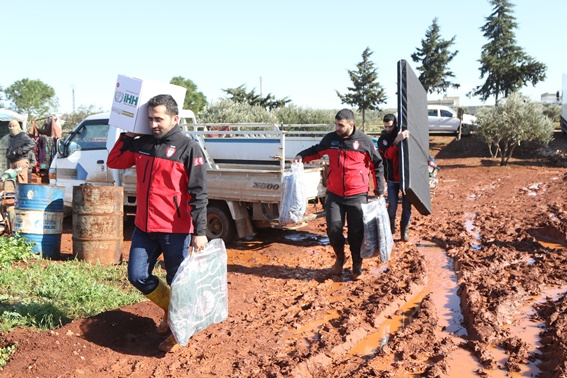 Suriye'deki sel mağdurlarına yardım