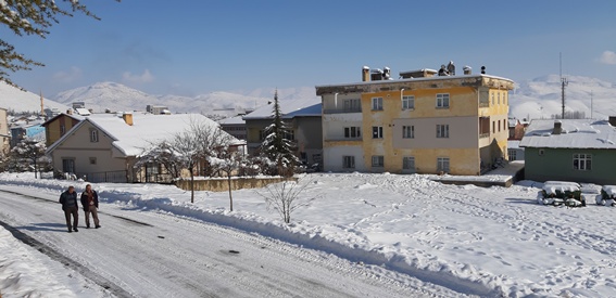 Tufanbeyli'de kar çileye dönüştü