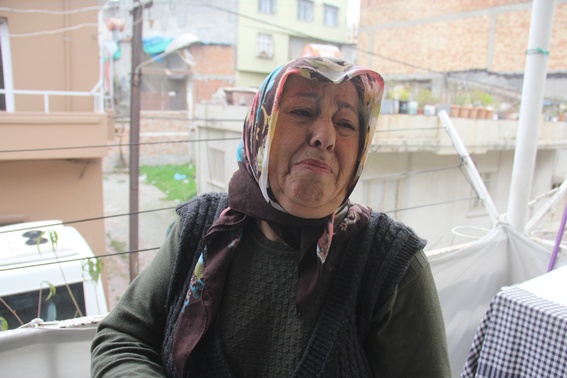 Hırsızlara ağlayarak seslendi