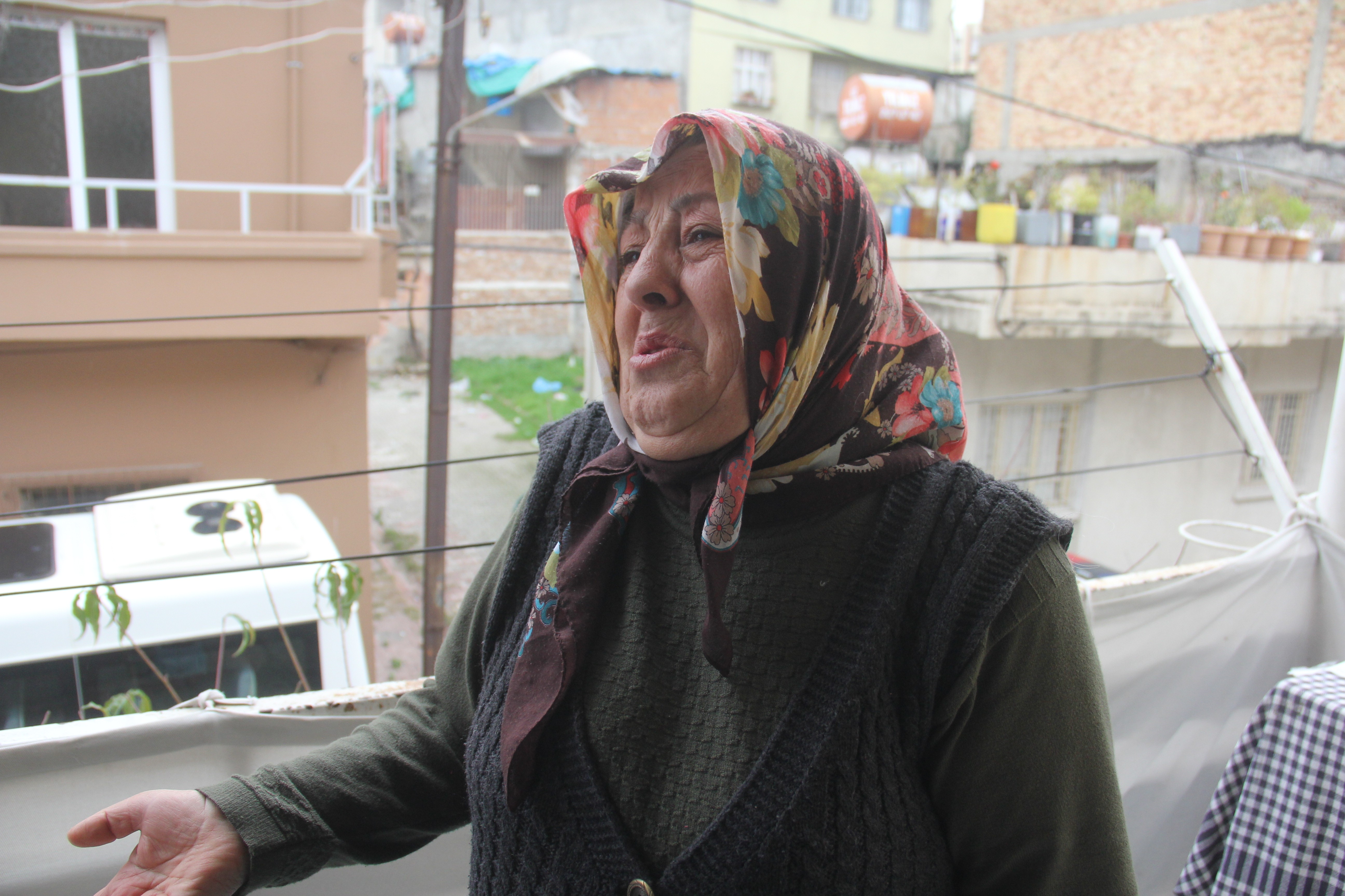 Torununun telefonunu çalan hırsızlara ağlayarak seslendi