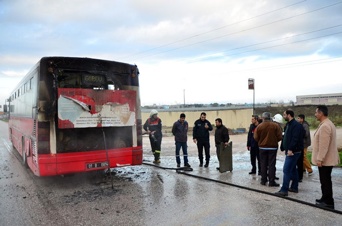 Arızalı otobüs tamire götürülürken yandı